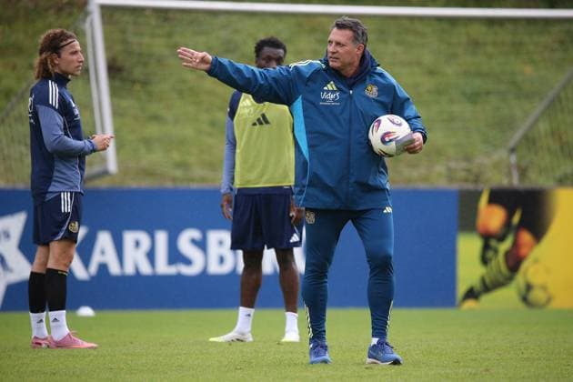 21.10.2025, xmohx, Fussball 3.Liga, 1.FC Saarbrücken - Training v.l. Tim Civeja (1.FC Saarbruecken) Trainer Alois Schwartz (1.FC Saarbruecken) gibt Anweisungen, gestikuliert, mit den Armen gestikulieren gives instructions, gesticulate (DFL DFB REGULATIONS PROHIBIT ANY USE OF PHOTOGRAPHS as IMAGE SEQUENCES and or QUASI-VIDEO) Saarbrücken