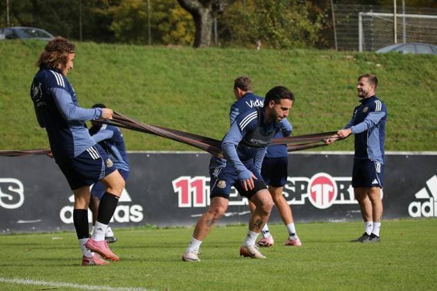 21.10.2025, xmohx, Fussball 3.Liga, 1.FC Saarbrücken - Training v.l. Calogero Rizzuto (1.FC Saarbruecken) Tim Civeja (1.FC Saarbruecken) (DFL DFB REGULATIONS PROHIBIT ANY USE OF PHOTOGRAPHS as IMAGE SEQUENCES and or QUASI-VIDEO) Saarbrücken