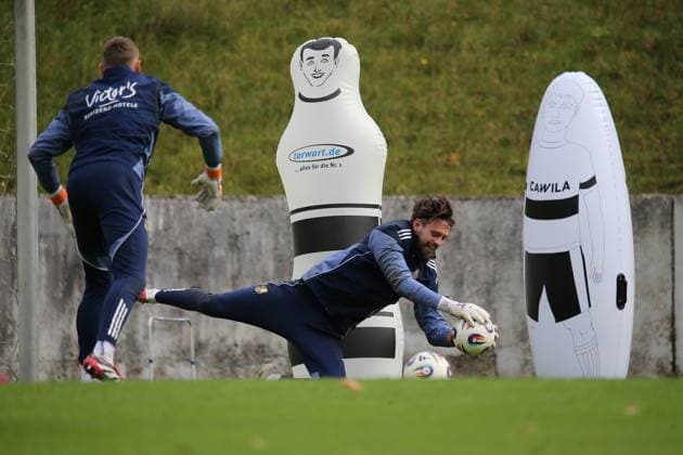 21.10.2025, xmohx, Fussball 3.Liga, 1.FC Saarbrücken - Training v.l. Phillip Menzel (1.FC Saarbruecken) (DFL DFB REGULATIONS PROHIBIT ANY USE OF PHOTOGRAPHS as IMAGE SEQUENCES and or QUASI-VIDEO) Saarbrücken
