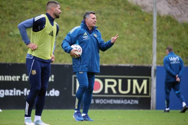 21.10.2025, xmohx, Fussball 3.Liga, 1.FC Saarbrücken - Training v.l. Trainer Alois Schwartz (1.FC Saarbruecken) gibt Anweisungen, gestikuliert, mit den Armen gestikulieren gives instructions, gesticulate (DFL DFB REGULATIONS PROHIBIT ANY USE OF PHOTOGRAPHS as IMAGE SEQUENCES and or QUASI-VIDEO) Saarbrücken