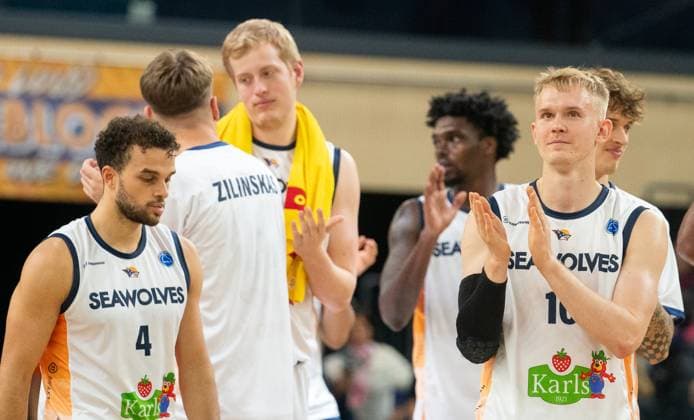21.10.2025, Basketball, Herren, FIBA Europe Cup, Saison 2025 26, Gruppe B, 2. Spieltag, Rostock Seawolves - Windrose Giants Antwerp Die Basketballer der Rostock Seawolves bedanken sich nach dem Spiel bei den Zuschauern für die Unterstützung. Åukasz Kolenda (Rostock Seawolves, re.) Rostock Stadthalle Mecklenburg-Vorpommern Deutschland