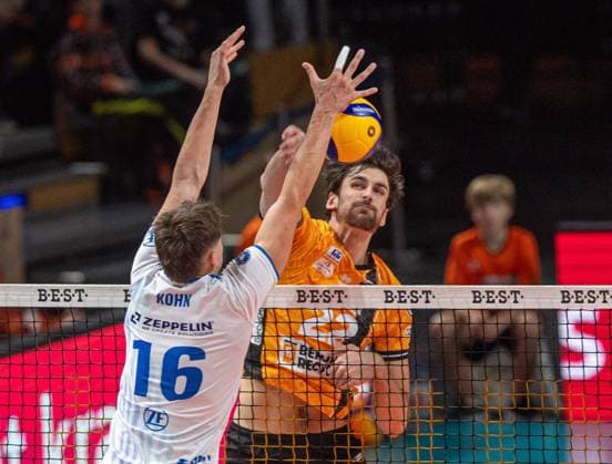 Volleyball, Herren, Saison 2025 2026, 1. Bundesliga (1. Spieltag), BR Volleys - VfB Friedrichshafen, v. l. Simon Kohn (Friedrichshafen), Jake Hanes (BR Volleys), 21.10. 2025, Copyright: xSebastianxRäppold MatthiasxKochx