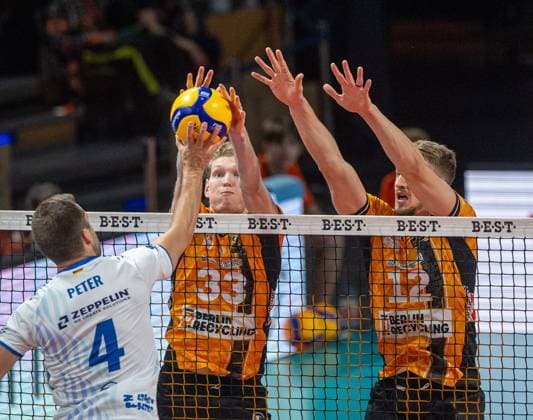 Volleyball, Herren, Saison 2025 2026, 1. Bundesliga (1. Spieltag), BR Volleys - VfB Friedrichshafen, v. l. Tim Peter (Friedrichshafen), Fedor Ivanov (BR Volleys), Florian Krage-Brewitz (BR Volleys), 21.10. 2025, Copyright: xSebastianxRäppold MatthiasxKochx