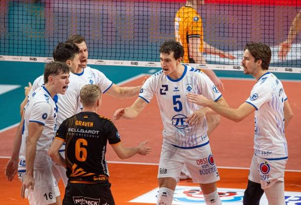 Volleyball, Herren, Saison 2025 2026, 1. Bundesliga (1. Spieltag), BR Volleys - VfB Friedrichshafen, Friedrichshafener Jubel, 21.10. 2025, Copyright: xSebastianxRäppold MatthiasxKochx