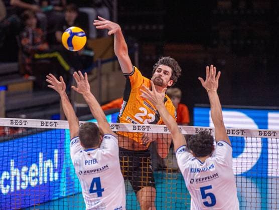 Volleyball, Herren, Saison 2025 2026, 1. Bundesliga (1. Spieltag), BR Volleys - VfB Friedrichshafen, v. l. Tim Peter (Friedrichshafen), Jake Hanes (BR Volleys), Louis Kunstmann (Friedrichshafen), 21.10. 2025, Copyright: xSebastianxRäppold MatthiasxKochx