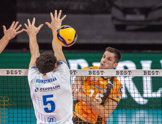 Volleyball, Herren, Saison 2025 2026, 1. Bundesliga (1. Spieltag), BR Volleys - VfB Friedrichshafen, v. l. Louis Kunstmann (Friedrichshafen), Moritz Reichert (BR Volleys), 21.10. 2025, Copyright: xSebastianxRäppold MatthiasxKochx