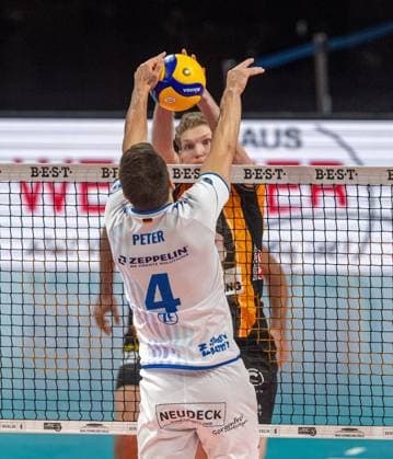Volleyball, Herren, Saison 2025 2026, 1. Bundesliga (1. Spieltag), BR Volleys - VfB Friedrichshafen, v. l. Tim Peter (Friedrichshafen), Fedor Ivanov (BR Volleys), 21.10. 2025, Copyright: xSebastianxRäppold MatthiasxKochx