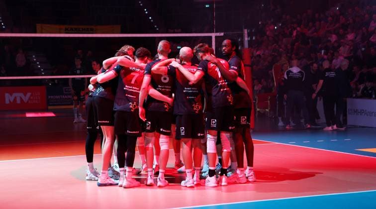 BAU 21.10.2025 Ludwigsburg Volleyball Barock Volleys MTV Ludwigsburg vs. SVG Lüneburg, Feature, die Ludwigsburger bilden einen Kreis im roten Licht
