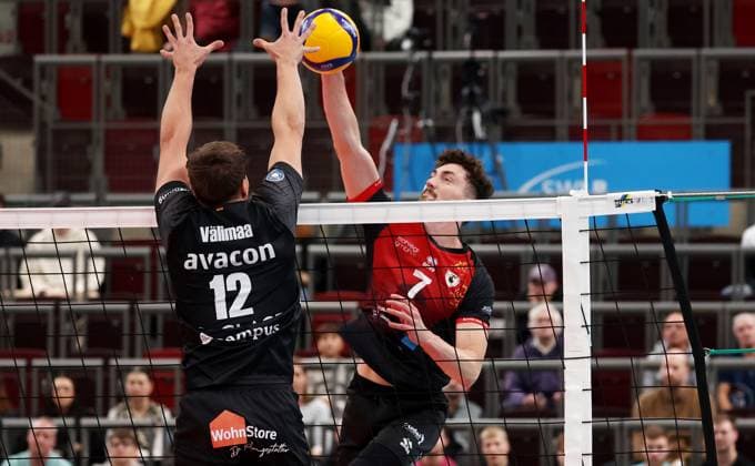 BAU 21.10.2025 Ludwigsburg Volleyball Barock Volleys MTV Ludwigsburg vs. SVG Lüneburg, v.l. Santeri Välimaa (Lüneburg), Ben-Simon Bonin (LB)
