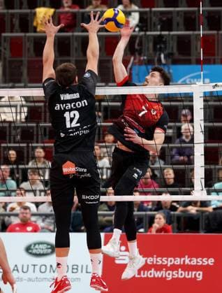 BAU 21.10.2025 Ludwigsburg Volleyball Barock Volleys MTV Ludwigsburg vs. SVG Lüneburg, v.l. Santeri Välimaa (Lüneburg), Ben-Simon Bonin (LB)