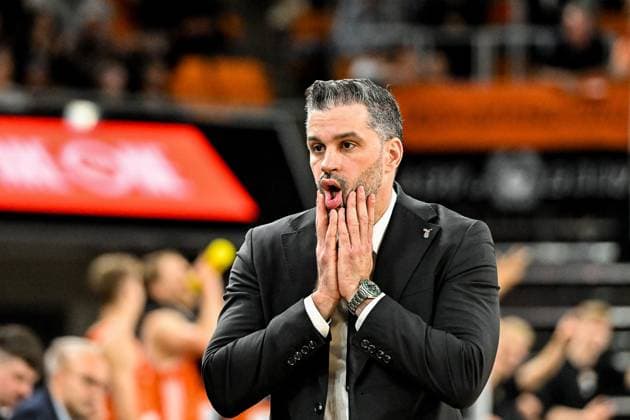 GER, EuroCup, ratiopharm Ulm vs Besiktas GAIN Istanbul 21.10.2025, ratiopharm arena, Neu-Ulm, GER, EuroCup, ratiopharm Ulm vs Besiktas GAIN Istanbul, im Bild Dusan Alimpijevic (Istanbul), fassungslos