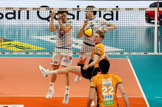 DEU, DVV, 1.VBL, BR Volleys vs. VfB Friedrichshafen, 21.10.2025, Max-Schmeling-Halle, Berlin, DEU, DVV, 1.VBL, BR Volleys vs. VfB Friedrichshafen, im Bild Fedor Ivanov (BR Volleys 33), Simon Kohn (Friedrichshafen 16), Gustavo Maciel (Friedrichshafen 2)