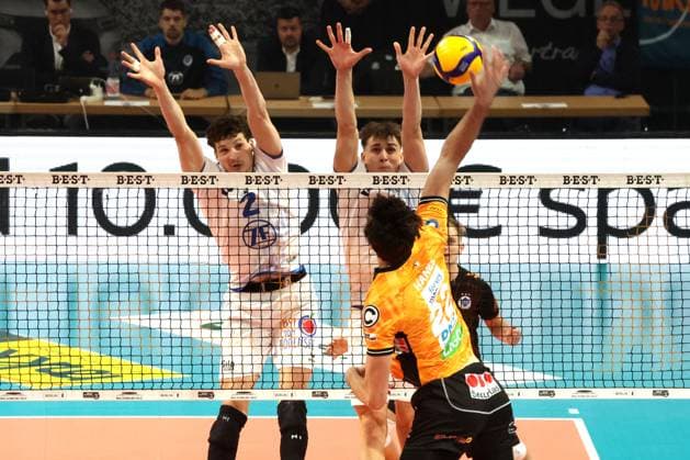 DEU, DVV, 1.VBL, BR Volleys vs. VfB Friedrichshafen, 21.10.2025, Max-Schmeling-Halle, Berlin, DEU, DVV, 1.VBL, BR Volleys vs. VfB Friedrichshafen, im Bild Jake Hanes (BR Volleys 22), Gustavo Maciel (Friedrichshafen 2), Simon Kohn (Friedrichshafen 16)
