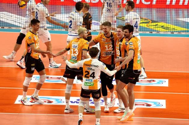 DEU, DVV, 1.VBL, BR Volleys vs. VfB Friedrichshafen, 21.10.2025, Max-Schmeling-Halle, Berlin, DEU, DVV, 1.VBL, BR Volleys vs. VfB Friedrichshafen, im Bild BR Volleys-Spielerkreis
