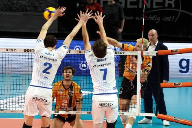 DEU, DVV, 1.VBL, BR Volleys vs. VfB Friedrichshafen, 21.10.2025, Max-Schmeling-Halle, Berlin, DEU, DVV, 1.VBL, BR Volleys vs. VfB Friedrichshafen, im Bild Ruben Schott (BR Volleys 13), Trainer Joel Banks (BR Volleys), Gustavo Maciel (Friedrichshafen 2), Kyle Hobus (Friedrichshafen 7)