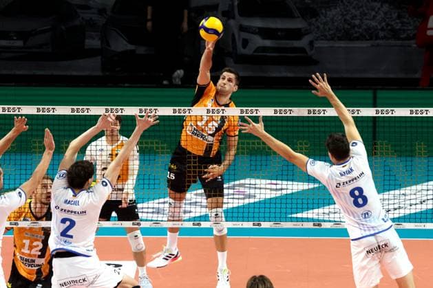 DEU, DVV, 1.VBL, BR Volleys vs. VfB Friedrichshafen, 21.10.2025, Max-Schmeling-Halle, Berlin, DEU, DVV, 1.VBL, BR Volleys vs. VfB Friedrichshafen, im Bild Moritz Reichert (BR Volleys 15), Gustavo Maciel (Friedrichshafen 2), Aleksa Batak (Friedrichshafen 8)