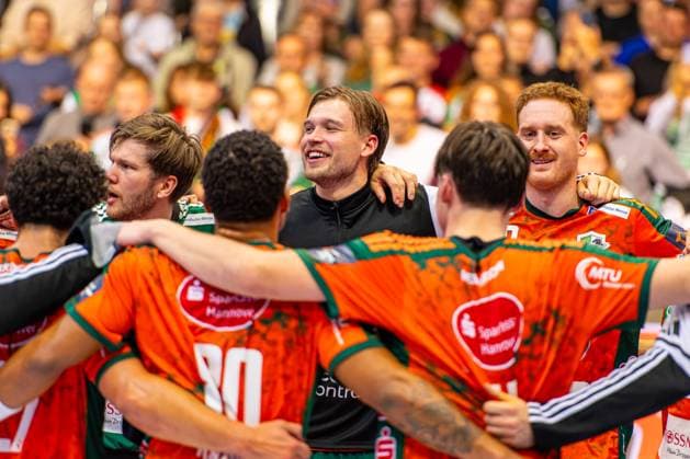 Simon Gade (TSV Hannover-Burgdorf, Nr. 16) Thomas Solstad (TSV Hannover-Burgdorf, Nr. 44) Lukas Stutzke (TSV Hannover-Burgdorf, Nr. 39) (L-R), TSV Hannover-Burgdorf (orange) against TATRAN Presov (white) (2. Matchday of Group Matches EHF European League 2025 2026) (21.10.2025, Swiss Life Hall (Hannover, GER), Copyright: xJanxGuentherx xTSVxHannover-Burgdorfx