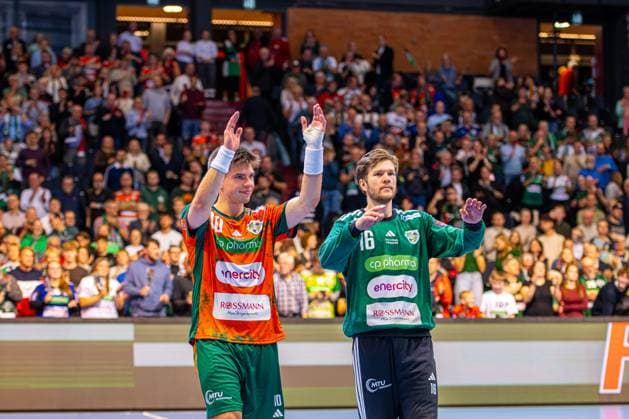 Renars Uscins (TSV Hannover-Burgdorf, Nr. 10) Simon Gade (TSV Hannover-Burgdorf, Nr. 16) (L-R), TSV Hannover-Burgdorf (orange) against TATRAN Presov (white) (2. Matchday of Group Matches EHF European League 2025 2026) (21.10.2025, Swiss Life Hall (Hannover, GER), Copyright: xJanxGuentherx xTSVxHannover-Burgdorfx