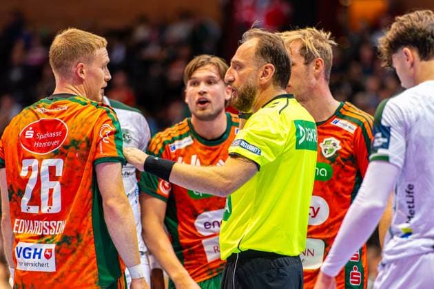 Jonathan Edvardsson (TSV Hannover-Burgdorf, Nr. 26) Arsim Vitaku (Referee) (L-R), TSV Hannover-Burgdorf (orange) against TATRAN Presov (white) (2. Matchday of Group Matches EHF European League 2025 2026) (21.10.2025, Swiss Life Hall (Hannover, GER), Copyright: xJanxGuentherx xTSVxHannover-Burgdorfx