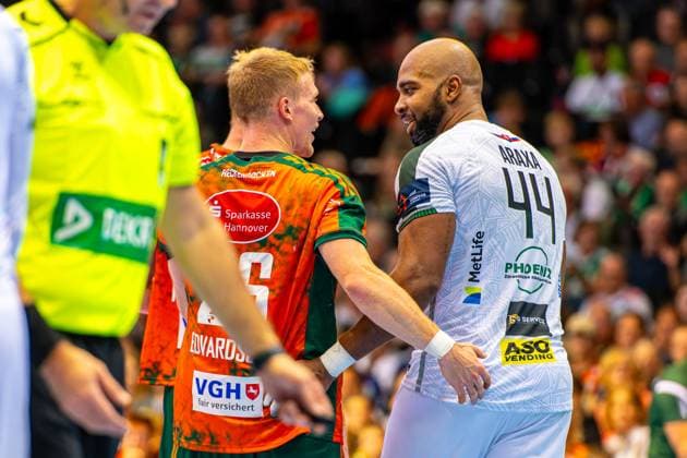 Jonathan Edvardsson (TSV Hannover-Burgdorf, Nr. 26) Lucas Adriano Barros (TATRAN Presov, Nr. 44) (L-R), TSV Hannover-Burgdorf (orange) against TATRAN Presov (white) (2. Matchday of Group Matches EHF European League 2025 2026) (21.10.2025, Swiss Life Hall (Hannover, GER), Copyright: xJanxGuentherx xTSVxHannover-Burgdorfx