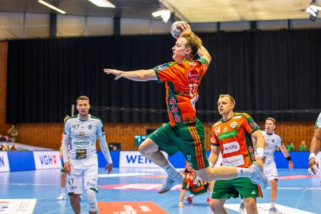 August Pedersen (TSV Hannover-Burgdorf, Nr. 17) (L-R), TSV Hannover-Burgdorf (orange) against TATRAN Presov (white) (2. Matchday of Group Matches EHF European League 2025 2026) (21.10.2025, Swiss Life Hall (Hannover, GER), Copyright: xJanxGuentherx xTSVxHannover-Burgdorfx