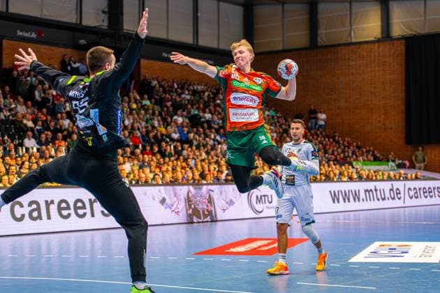 Daniel Weber (TSV Hannover-Burgdorf, Nr. 58) (L-R), TSV Hannover-Burgdorf (orange) against TATRAN Presov (white) (2. Matchday of Group Matches EHF European League 2025 2026) (21.10.2025, Swiss Life Hall (Hannover, GER), Copyright: xJanxGuentherx xTSVxHannover-Burgdorfx