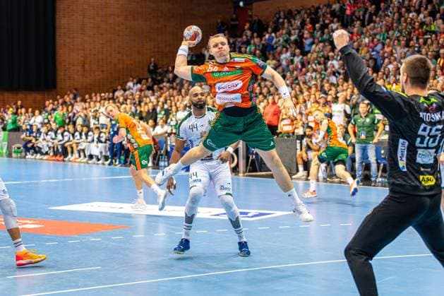 Justus Fischer (TSV Hannover-Burgdorf, Nr. 54) (L-R), TSV Hannover-Burgdorf (orange) against TATRAN Presov (white) (2. Matchday of Group Matches EHF European League 2025 2026) (21.10.2025, Swiss Life Hall (Hannover, GER), Copyright: xJanxGuentherx xTSVxHannover-Burgdorfx