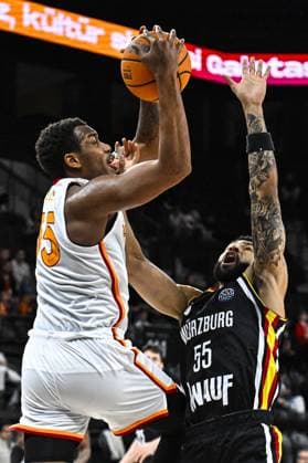 Galatasaray MCT Technic v Wurzburg Baskets - Basketball FIBA Champions League ISTANBUL, TURKIYE - OCTOBER 21: Galatasaray MCT Technic’s Fabian White in action against David Muenkat (55) of Wurzburg Baskets during the Basketball FIBA Champions League Group E match between Galatasaray MCT Technic and Wurzburg Baskets in Istanbul, Turkiye, on October 21, 2025. Muhammed Enes Yildirim Anadolu Istanbul Turkey. Editorial use only. Please get in touch for any other usage.  Copyright: x2025xAnadoluxMuhammedxEnesxYildirimx