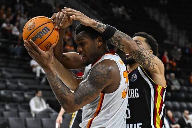 Galatasaray MCT Technic v Wurzburg Baskets - Basketball FIBA Champions League ISTANBUL, TURKIYE - OCTOBER 21: Galatasaray MCT Technic’s Fabian White in action against David Muenkat (55) of Wurzburg Baskets during the Basketball FIBA Champions League Group E match between Galatasaray MCT Technic and Wurzburg Baskets in Istanbul, Turkiye, on October 21, 2025. Muhammed Enes Yildirim Anadolu Istanbul Turkey. Editorial use only. Please get in touch for any other usage.  Copyright: x2025xAnadoluxMuhammedxEnesxYildirimx