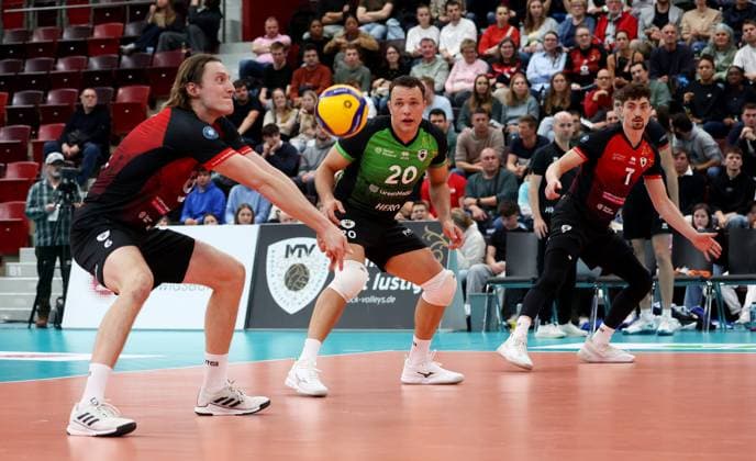 BAU 21.10.2025 Ludwigsburg Volleyball Barock Volleys MTV Ludwigsburg vs. SVG Lüneburg, v.l. Ben-Simon Bonin, Jeffrey Klok, Tm Köpfli (LB)