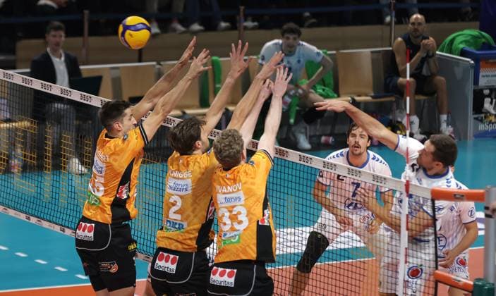 Tim Peter im Angriff, Moritz Reichert, Matthew Knigge, Fedor Ivanov im Block Zweikampf Spielszene Aktion Volleyball Bundesliga Herren 1. Spieltag Saison 2025 2026 21.10.2025 BR Volleys Berlin BRV vs VfB Friedrichshafen
