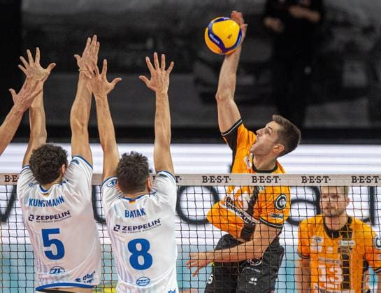 Volleyball, Herren, Saison 2025 2026, 1. Bundesliga (1. Spieltag), BR Volleys - VfB Friedrichshafen, v. l. Louis Kunstmann (Friedrichshafen), Aleksa Batak (Friedrichshafen), Moritz Reichert (BR Volleys), 21.10. 2025, Copyright: xSebastianxRäppold MatthiasxKochx