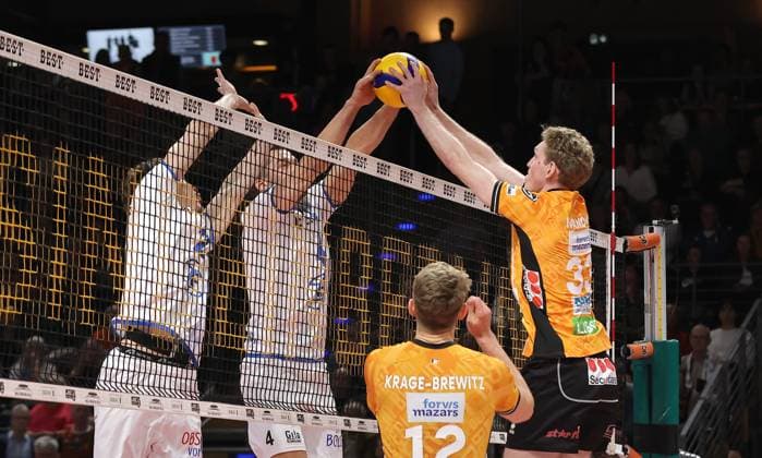Gustavo Maciel, Tim Peter, Florian Krage Brewitz, Fedor Ivanov Zweikampf Spielszene Aktion Volleyball Bundesliga Herren 1. Spieltag Saison 2025 2026 21.10.2025 BR Volleys Berlin BRV vs VfB Friedrichshafen