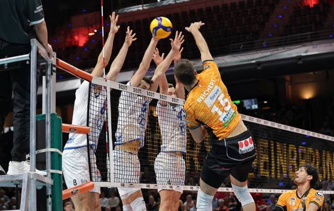 Aleksa Batak, Louis Kunstmann, Tim Peter im Block, Moritz Reichert im Angriff Zweikampf Spielszene Aktion Volleyball Bundesliga Herren 1. Spieltag Saison 2025 2026 21.10.2025 BR Volleys Berlin BRV vs VfB Friedrichshafen