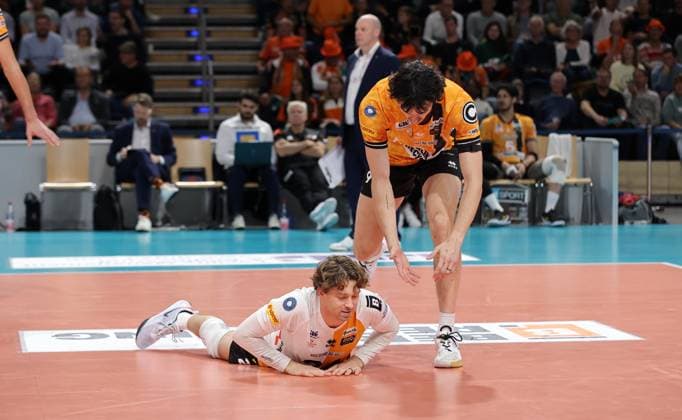 Kyle Dagostino, Nolan Flexen enttäuscht Enttäuschung Volleyball Bundesliga Herren 1. Spieltag Saison 2025 2026 21.10.2025 BR Volleys Berlin BRV vs VfB Friedrichshafen