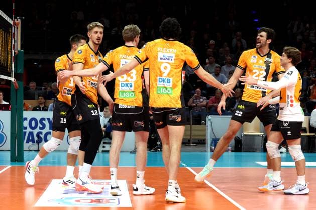 DEU, DVV, 1.VBL, BR Volleys vs. VfB Friedrichshafen, 21.10.2025, Max-Schmeling-Halle, Berlin, DEU, DVV, 1.VBL, BR Volleys vs. VfB Friedrichshafen, im Bild BR Volleys-Spielerkreis