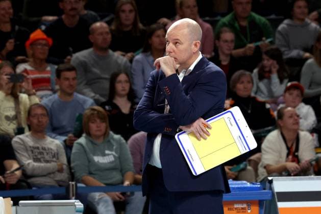 DEU, DVV, 1.VBL, BR Volleys vs. VfB Friedrichshafen, 21.10.2025, Max-Schmeling-Halle, Berlin, DEU, DVV, 1.VBL, BR Volleys vs. VfB Friedrichshafen, im Bild Trainer Joel Banks (BR Volleys)