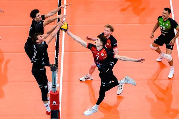 Ludwigsburg: Bundesliga - 25 26 - MTV Ludwigsburg - SVG Lueneburg v.li. Daniel Gruvaeus (Lueneburg) und Tim Koepfli Köpfli (Ludwigsburg) kämpfen um den Ball, dahinter Philipp Herrmann (Ludwigsburg) und Jeffrey Klok (Ludwigsburg) Ludwigsburg MHP Arena Baden-Württemberg Deutschland