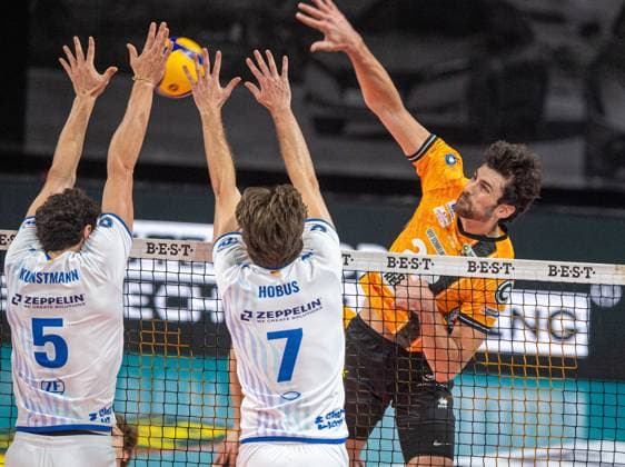 Volleyball, Herren, Saison 2025 2026, 1. Bundesliga (1. Spieltag), BR Volleys - VfB Friedrichshafen, v. l. Louis Kunstmann (Friedrichshafen), Kyle Patrick Hobus (Friedrichshafen), Jake Hanes (BR Volleys), 21.10. 2025, Copyright: xSebastianxRäppold MatthiasxKochx