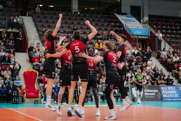 Jubel ueber den ersten Punkt bei den Barock Volleys MTV Ludwigsburg, Ben-Simon Bonin (Barock Volleys MTV Ludwigsburg, 06), Tomi Saarinen (Barock Volleys MTV Ludwigsburg, 08), Jan Huber (Barock Volleys MTV Ludwigsburg, 05), Nyherowo Omene (Barock Volleys MTV Ludwigsburg, 16), Philipp Herrmann (Barock Volleys MTV Ludwigsburg, 02), Tim Koepfli (Barock Volleys MTV Ludwigsburg, 07), Barock Volleys MTV Ludwigsburg vs. SVG Lueneburg, Volleyball, 1. Bundesliga, 1. Spieltag, Saison 2025 2026, 21.20.2025, Barock Volleys MTV Ludwigsburg vs. SVG Lueneburg, Volleyball, 1. Bundesliga, 1. Spieltag, Saison 2025 2026, 21.20.2025 Ludwigsburg Copyright: xEibner-Pressefoto LarsxNeumannx EP_LNN