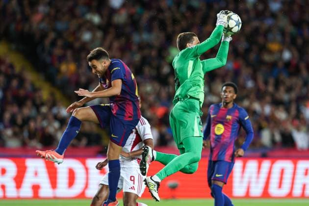 October 21, 2025, Barcelona, Barcelona, SPAIN: Wojciech Szczesny of FC Barcelona, Barca stop the ball during the UEFA Champions League 2025 26 League Phase MD3 match between FC Barcelona and Olympiacos FC at Estadi Olimpic Lluis Companys on October 21, 2025 in Barcelona, Spain. Barcelona SPAIN - ZUMAa181 20251021_zaa_a181_258 Copyright: xIrinaxR.xHipolitox