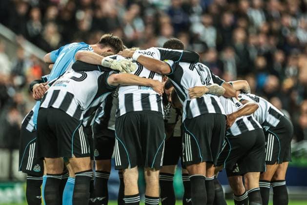 UEFA Champions League Matchday 3 of 8 Newcastle United v Benfica Newcastle have a team huddle before the game during the UEFA Champions League Matchday 3 of 8 Newcastle United vs Benfica at St. James s Park, Newcastle, United Kingdom, 21st October 2025 (Photo by Mark Cosgrove News Images) Newcastle St. James s Park Tyne and Wear United Kingdom Copyright: xMarkxCosgrove NewsxImagesx