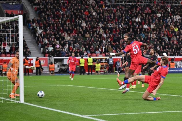 Willian Pacho (Paris Saint Germain), re., erzielt mit diesem Kopfball das Tor zum 0:1 21.10.2025, Fussball, UEFA Champions League 2025 2026, 3. Spieltag, Bayer 04 Leverkusen - Paris St. Germain UEFA regulations prohibit any use of photographs as image sequences and or quasi-video Leverkusen BayArena Nordrhein Westfalen Deutschland
