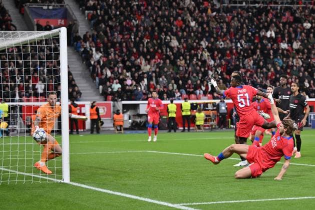 Willian Pacho (Paris Saint Germain), re., erzielt mit diesem Kopfball das Tor zum 0:1 21.10.2025, Fussball, UEFA Champions League 2025 2026, 3. Spieltag, Bayer 04 Leverkusen - Paris St. Germain UEFA regulations prohibit any use of photographs as image sequences and or quasi-video Leverkusen BayArena Nordrhein Westfalen Deutschland