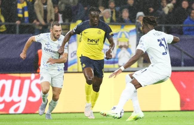 Inter s Stefan de Vrij and Union s Promise David fight for the ball during a soccer game between Belgian Royale Union Saint-Gilloise and Italian Internazionale Milano, Tuesday 21 October 2025 in Brussels, on the third day of the League phase of the UEFA Champions League tournament. VIRGINIExLEFOUR  x137533543x