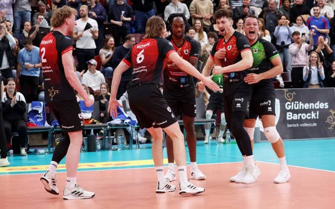 BAU 21.10.2025 Ludwigsburg Volleyball Barock Volleys MTV Ludwigsburg vs. SVG Lüneburg, v.l. Philipp Hermann, Ben-Simon Bonin, Nyherowo Omene (LB) , Tim Köpfli und Jeffrey Klok (LB) jubeln