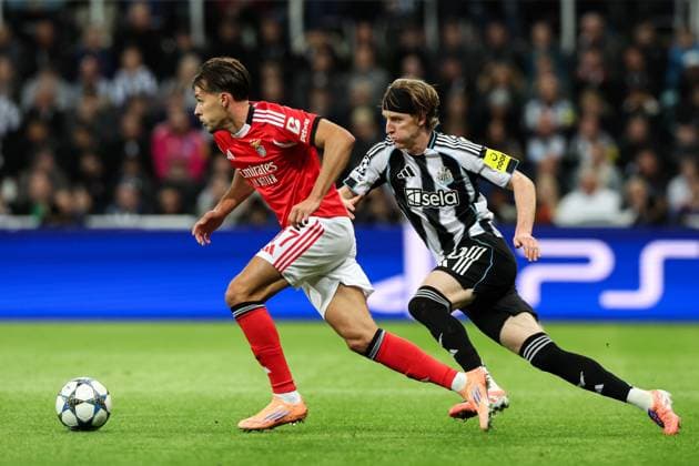 Newcastle Upon Tyne, England, 21st October 2025. Amar Dedic of Benfica in action under pressure from Anthony Gordon of Newcastle United during the Newcastle United vs Benfica UEFA Champions League match at St. James Park, Newcastle Upon Tyne. Picture credit should read: Nigel Roddis Sportimage EDITORIAL USE ONLY. No use with unauthorised audio, video, data, fixture lists, club league logos or live services. Online in-match use limited to 120 images, no video emulation. No use in betting, games or single club league player publications. SPI_016_NR_NEWC_BENF SPI-4229-0015