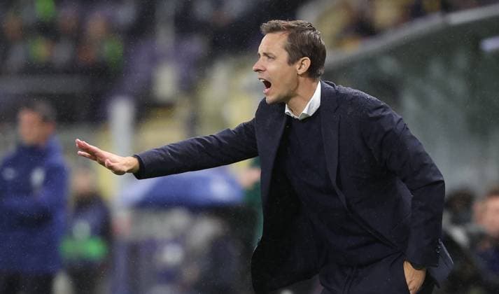 Union s head coach David Hubert gestures during a soccer game between Belgian Royale Union Saint-Gilloise and Italian Internazionale Milano, Tuesday 21 October 2025 in Brussels, on the third day of the League phase of the UEFA Champions League tournament. VIRGINIExLEFOUR  x137533892x
