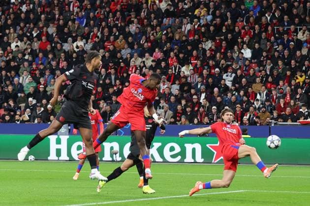 21.10.2025, xrekx, Fussball UEFA Champions League, Bayer 04 Leverkusen - Paris St. Germain PSG v.l. Torschuss Kopfball zum 0:1 durch Willian Pacho (FC Paris Saint-Germain) (DFL DFB REGULATIONS PROHIBIT ANY USE OF PHOTOGRAPHS as IMAGE SEQUENCES and or QUASI-VIDEO) Leverkusen