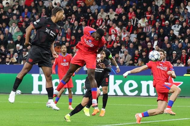 21.10.2025, xrekx, Fussball UEFA Champions League, Bayer 04 Leverkusen - Paris St. Germain PSG v.l. Torschuss Kopfball zum 0:1 durch Willian Pacho (FC Paris Saint-Germain) (DFL DFB REGULATIONS PROHIBIT ANY USE OF PHOTOGRAPHS as IMAGE SEQUENCES and or QUASI-VIDEO) Leverkusen